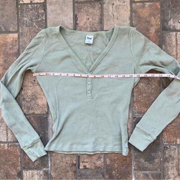 Aritiza TNA thermal henley in sage green waffle button up v neck long sleeve XS - Picture 4 of 10